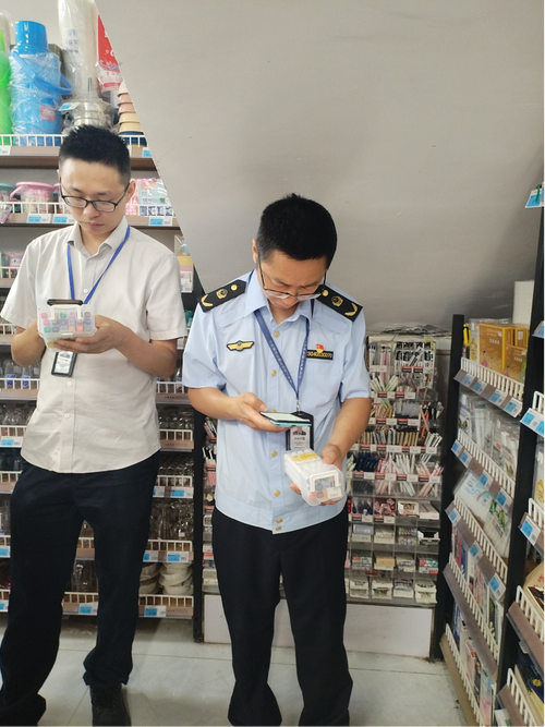 用品商铺开展专项监督检查,并深入学校宣传产品质量标准及验收指南