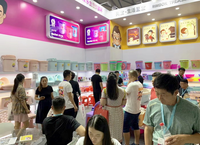 中网市场发布:揭阳市榕城区辉海现代家居用品生产销售:大小塑料椅、塑料盆、水桶、纸篓、收纳箱、圆筛、方筛等产品